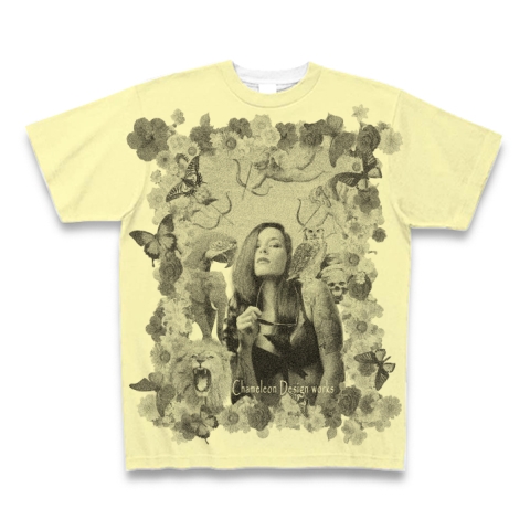 刺青女とアニマル(全面プリント、モノクロ) 全面プリントTシャツ (カスタード):刺青女を中心にアニマルや蝶を配置したグラフィックTシャツ(フォトTシャツ)です。 by グラフィックTシャツ、フォトTシャツ中心のTシャツ屋『カメレオンデザインワークス』:グラフィックTシャツ、フォトTシャツ中心のTシャツ屋です。