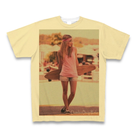 スケボーを持つ女性(全面プリント) 全面プリントTシャツ (ナチュラル):スケボーを持つ女性をモチーフにしたグラフィックTシャツ(フォトTシャツ)です。レトロな色調に加工してみました。(Tシャツ屋カメレオンデザインワークス) by グラフィックTシャツ、フォトTシャツ中心のTシャツ屋『カメレオンデザインワークス』:グラフィックTシャツ、フォトTシャツ中心のTシャツ屋です。