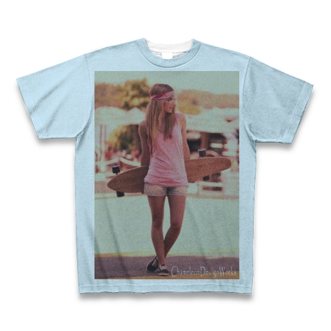 スケボーを持つ女性(全面プリント) 全面プリントTシャツ (ライトブルー):スケボーを持つ女性をモチーフにしたグラフィックTシャツ(フォトTシャツ)です。レトロな色調に加工してみました。(Tシャツ屋カメレオンデザインワークス) by グラフィックTシャツ、フォトTシャツ中心のTシャツ屋『カメレオンデザインワークス』:グラフィックTシャツ、フォトTシャツ中心のTシャツ屋です。