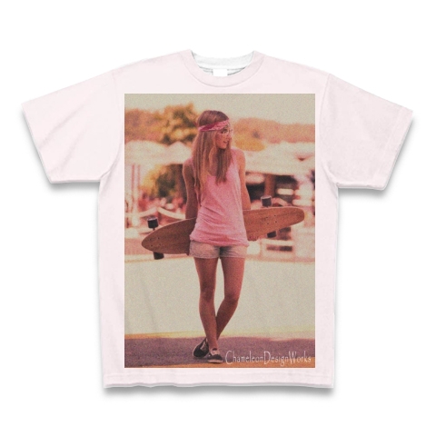 スケボーを持つ女性(全面プリント) 全面プリントTシャツ (ライトピンク):スケボーを持つ女性をモチーフにしたグラフィックTシャツ(フォトTシャツ)です。レトロな色調に加工してみました。(Tシャツ屋カメレオンデザインワークス) by グラフィックTシャツ、フォトTシャツ中心のTシャツ屋『カメレオンデザインワークス』:グラフィックTシャツ、フォトTシャツ中心のTシャツ屋です。