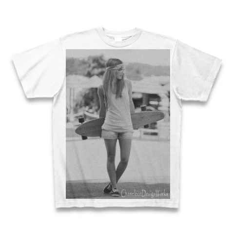 スケボーを持つ女性(モノクロ、全面プリント) 全面プリントTシャツ (ホワイト):スケボーを持つ女性をモチーフにしたグラフィックTシャツ(フォトTシャツ)のモノクロ版です。(Tシャツ屋カメレオンデザインワークス) by グラフィックTシャツ、フォトTシャツ中心のTシャツ屋『カメレオンデザインワークス』:グラフィックTシャツ、フォトTシャツ中心のTシャツ屋です。