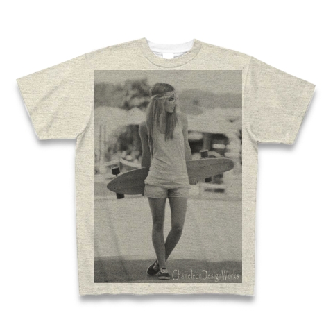 スケボーを持つ女性(モノクロ、全面プリント) 全面プリントTシャツ (オートミール):スケボーを持つ女性をモチーフにしたグラフィックTシャツ(フォトTシャツ)のモノクロ版です。(Tシャツ屋カメレオンデザインワークス) by グラフィックTシャツ、フォトTシャツ中心のTシャツ屋『カメレオンデザインワークス』:グラフィックTシャツ、フォトTシャツ中心のTシャツ屋です。