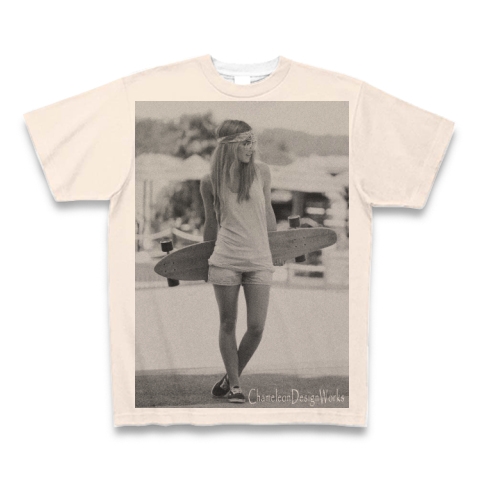 スケボーを持つ女性(モノクロ、全面プリント) 全面プリントTシャツ (ベビーピンク):スケボーを持つ女性をモチーフにしたグラフィックTシャツ(フォトTシャツ)のモノクロ版です。(Tシャツ屋カメレオンデザインワークス) by グラフィックTシャツ、フォトTシャツ中心のTシャツ屋『カメレオンデザインワークス』:グラフィックTシャツ、フォトTシャツ中心のTシャツ屋です。