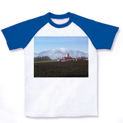 北海道・牧場の風景｜ラグランTシャツ｜ホワイト×ロイヤルブルー